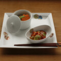 弊社製品のイメージです。<br>
洋風の食卓にも良く合います。<br>
使用食器:手毬文 リム付25cm正角皿/手毬文 楕円小鉢/麻ノ葉 丸平蓋物 有田焼の和食器の使用例 白磁の鉢と角皿